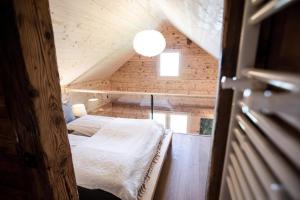 Unterkunft SPYCHER WEGGIS في فيغيس: غرفة صغيرة بسريرين في العلية