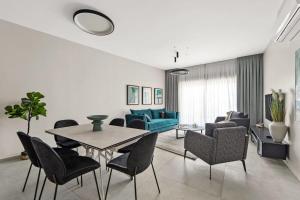 una sala de estar con una mesa y sillas en Dreamy 1Bdr Sanctuary In The Heart Of Jerusalem, en Jerusalén 69 fotos más