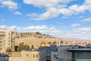 einen Blick auf die Kuppel des Felsens in der Stadt in der Unterkunft Captivating 2Bdr Getaway with Unparalleled Views of the Old City in Jerusalem