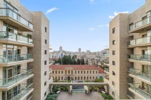 eine Luftansicht von Gebäuden in einer Stadt in der Unterkunft Luxurious 1BDR Terrace Parking in City Central in Jerusalem