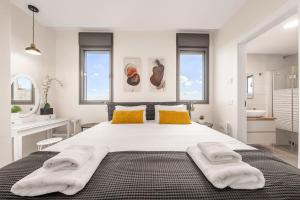 Un dormitorio con una cama grande con toallas. en Dreamy 3 Bedroom In Best Location Parking, en Jerusalén