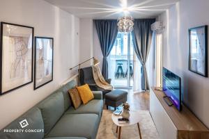 un salon avec un canapé et une télévision dans l'établissement Central Residence Apartment 711 B2, à Vatra Mînăstirii Cotroceni