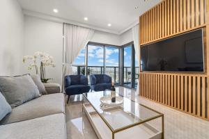 uma sala de estar com um sofá e uma televisão em Savyon View 3BDR - ApartHotels In City Center em Jerusalém