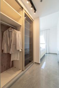 um closet com uma porta de vidro em Savyon View 3BDR - ApartHotels In City Center em Jerusalém