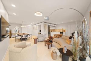 Ruang duduk di King David Residence Luxury 3 BD Pool Gym Parking