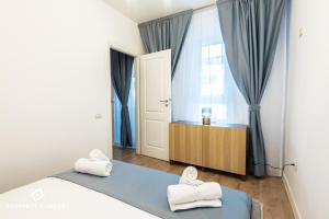 une chambre avec un lit bleu et une fenêtre dans l'établissement Central Residence Apartment 711 B2, à Vatra Mînăstirii Cotroceni
