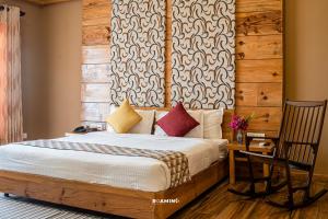Postel nebo postele na pokoji v ubytování Sunshine Resort Pokhara - Your Private Paradise