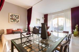 Posezení v ubytování Cosy Studio in Mamilla, free parking up to 5 ppl
