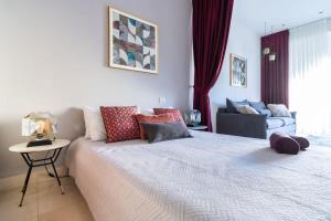 Tempat tidur dalam kamar di Cosy Studio in Mamilla, free parking up to 5 ppl