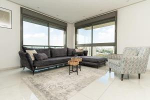 sala de estar con sofá y 2 sillas en Luxury 3 Bedrooms apartment in Baka, en Jerusalén