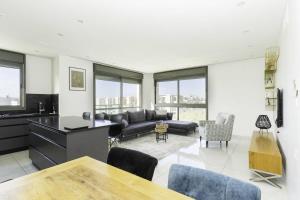 Η κουζίνα ή μικρή κουζίνα στο Luxury 3 Bedrooms apartment in Baka