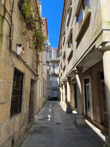 un callejón entre dos edificios en una ciudad en Lar do Arco 1, en Pontevedra