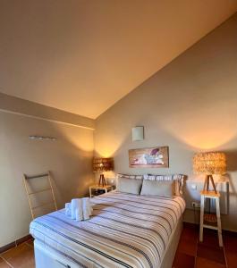 een slaapkamer met een groot bed met twee lampen bij Casa Artrutx by GMHouse Minorca in Cala'n Bosch +67 foto's