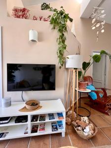 een woonkamer met een tv en een wit entertainmentcentrum bij Casa Artrutx by GMHouse Minorca in Cala'n Bosch