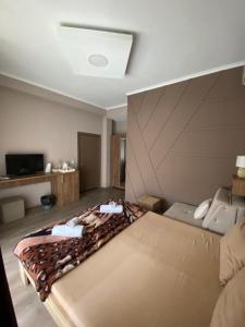 una camera con un grande letto di Migato Apartments a Gevgelija