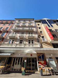 un edificio alto con un cartel en el costado en Hôtel de Paris, en Lourdes