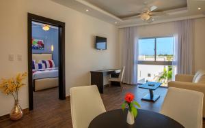 sala de estar con cama y comedor en whala!urban punta cana, en Punta Cana