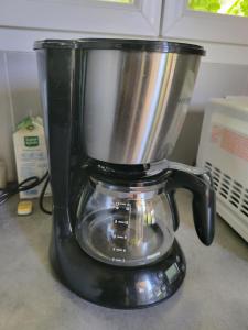 a blender sitting on top of a counter at A VIGNA VECCHIA chambre d'hôtes in Porto-Vecchio