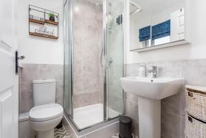 uma casa de banho com um chuveiro, um WC e um lavatório. em 21 Ironfield Lane em Prestwick