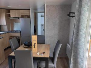Kuchyň nebo kuchyňský kout v ubytování camping siblu sable du midi