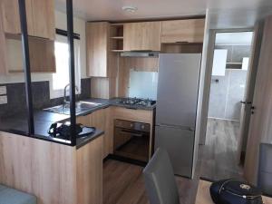 Kuchyň nebo kuchyňský kout v ubytování camping siblu sable du midi
