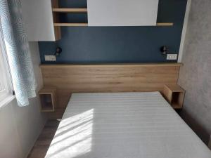Postel nebo postele na pokoji v ubytování camping siblu sable du midi