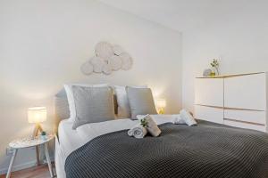 1 dormitorio con 1 cama grande y 2 lámparas en Km Style Apartments 7 en Friburgo de Brisgovia