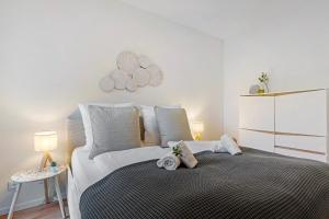 Un dormitorio con una cama grande y dos lámparas. en Km Style Apartments 7, en Freiburg im Breisgau