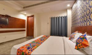 1 dormitorio con 1 cama grande y TV en FabHotel The Wind Palace, en Jaipur