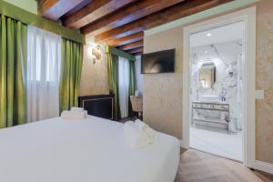 A bed or beds in a room at 312 Piazza San Marco