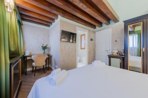 A bed or beds in a room at 312 Piazza San Marco