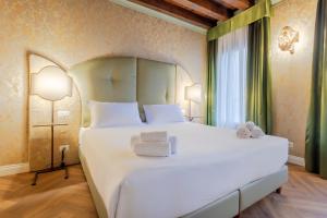 A bed or beds in a room at 312 Piazza San Marco