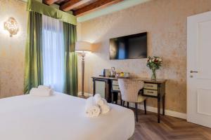 A bed or beds in a room at 312 Piazza San Marco