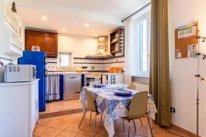 Кухня или мини-кухня в Casa Ginevra - 3 Minutes Walk from the Sea

