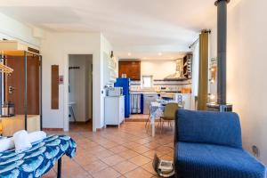 Кухня или мини-кухня в Casa Ginevra - 3 Minutes Walk from the Sea
