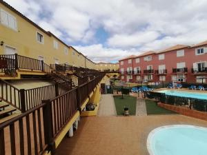 een uitzicht op een appartementencomplex met een zwembad bij Antigua Bay- Casa Margarita in Costa de Antigua