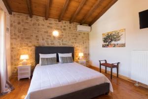 um quarto com uma grande cama branca num quarto em Grand Skylight em Corfu Town