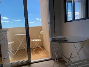 Cette chambre dispose d'une petite table et de chaises. dans l'établissement Miramar8, à Bastia