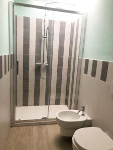 La salle de bains est pourvue d'une douche, de toilettes et d'un lavabo. dans l'établissement Allegra Toscana - Affittacamere Guest house, à Arezzo