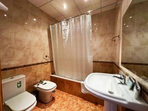 une salle de bain avec un lavabo, des toilettes et une douche dans l'établissement BAJBAJ - Apartamento 2 dormitorios a 100 metros de la Playa del Bajondillo, a 300 metros del centro de Torremolinos, à Torremolinos 24 autres photos