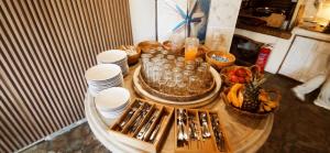 カロ・リヴァディにあるMykonian Iros Suites & Villasのテーブル(皿、銀器付)