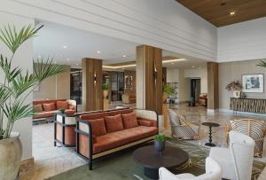 un soggiorno con divano e sedie di GrandResort by Leonardo Hotels a Limassol