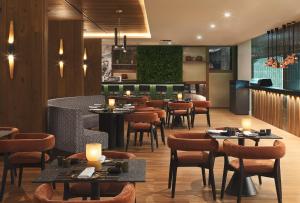 Uma área de estar em The GrandResort - Limited Edition by Leonardo Hotels