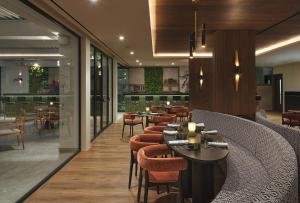 Uma área de estar em The GrandResort - Limited Edition by Leonardo Hotels