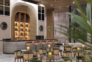 Uma área de estar em The GrandResort - Limited Edition by Leonardo Hotels