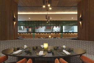 Um restaurante ou outro lugar para comer em The GrandResort - Limited Edition by Leonardo Hotels