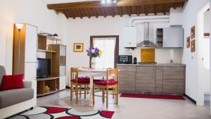 una cucina e una sala da pranzo con tavolo e sedie di The Comfort Apartment - Le Cà De Boron a Montagnana
