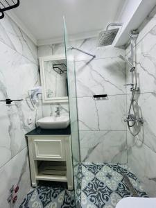 a bathroom with a sink and a shower at Soho Ayvalık Beach House in Kucukkoy