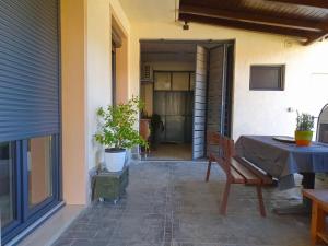 patio ze stołem i doniczką w obiekcie Apartment with Terrace Nona Pavla w mieście Tolmin
