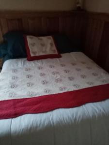 uma cama com um edredão branco e um cobertor vermelho em Studio Danton em Troyes